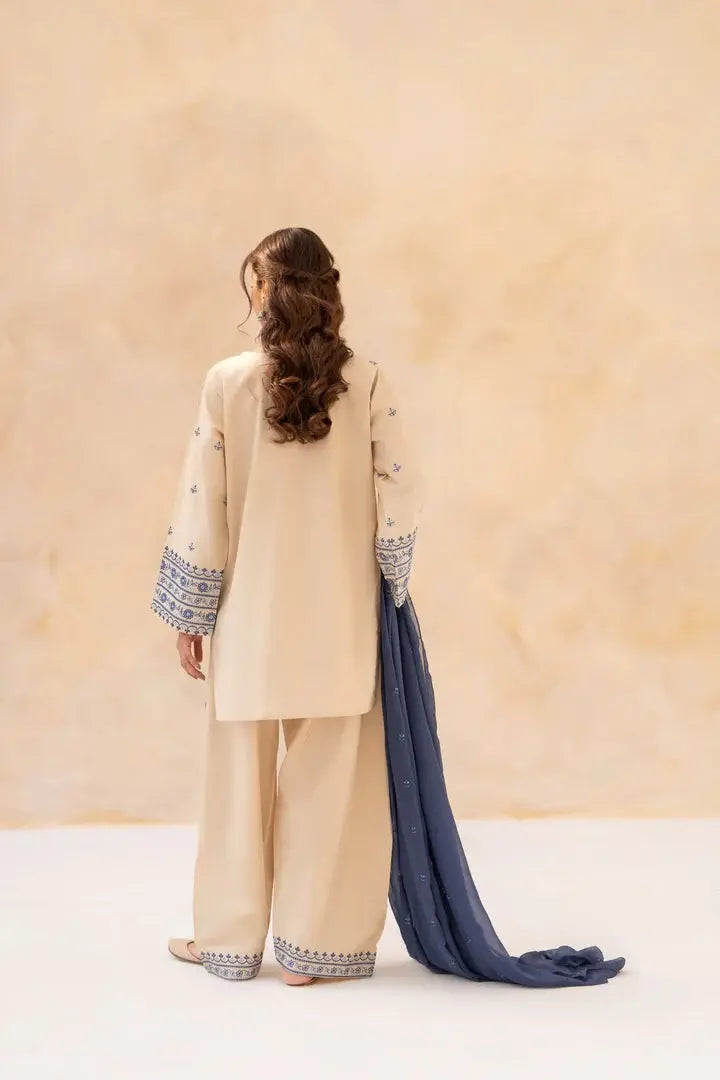 Back view of Sundari embroidered 3 piece suit for women by Shai Noor 
Pakistan.
Premium chiffon dupatta with Sundari embroidered 3 piece suit by Shai Noor.